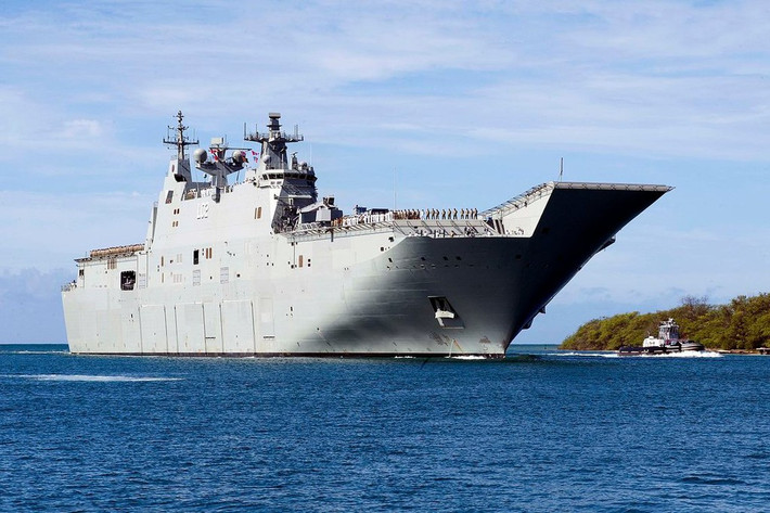HMAS Canberra (L02) của Australia: Con tàu hoạt động với vai trò tàu sân bay trực thăng trong Hải quân Hoàng gia Australia. L02 mới được đưa vào hoạt động từ năm 2014 nhưng phải sửa chữa lớn vào năm 2017 vì lỗi kỹ thuật. Quá trình sửa chữa ban đầu dự kiến chỉ một tuần nhưng phải kéo dài tới 4 tháng. Ảnh: Hải quân Mỹ.