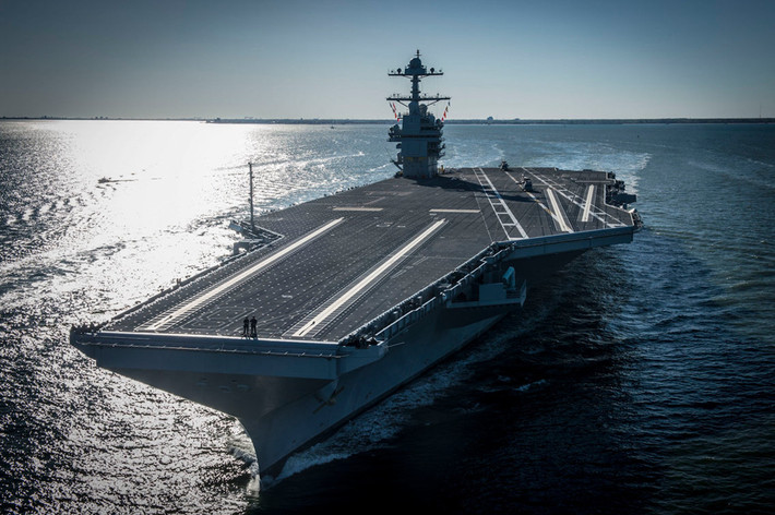 USS Gerald R. Ford (CVN-78): Hàng không mẫu hạm hiện đại nhất thế giới bị đưa vào danh sách vì những công nghệ tối tân trên tàu dường như chưa sẵn sàng để hoạt động. Eric Wertheim, chuyên gia hàng hải nổi tiếng nhận xét công nghệ trên CVN-78 quá mới và phức tạp nên cần thời gian để tinh chỉnh. Điều đó làm giảm năng lực tác chiến của nó. Ảnh: Hải quân Mỹ.