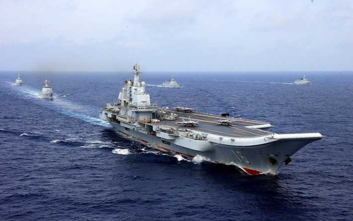 Tàu sân bay Liêu Ninh (CV 16) của Trung Quốc: Con tàu vốn là một hàng không mẫu hạm lớp Kuznetsov chưa hoàn thành của Liên Xô. Trung Quốc mua lại nó từ Ukraine và tân trang lại thành tàu sân bay Liêu Ninh. CV 16 đi vào hoạt động từ năm 2012 và được cho là lặp lại các lỗi kỹ thuật trong hệ thống động lực nồi hơi, tương tự tàu sân bay của Liên Xô. Ảnh: Reuters.