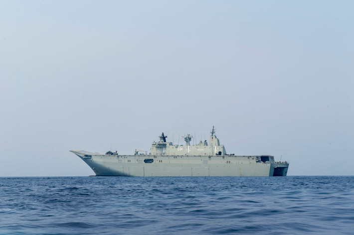 HMAS Adelaide (L01): Là tàu "chị em" với HMAS Canberra được đưa vào hoạt động từ năm 2015. Năm 2017, L01 cũng phải trở về cảng để sửa chữa cùng thời điểm với L02. Chuẩn đô đốc Adam Grunsell, Trưởng bộ phận mua sắm và duy trì năng lực hàng hải, Hải quân Hoàng gia Australia nói rằng L01 và L02 có thể gặp vấn đề trong thiết kế. Ảnh: Hải quân Mỹ.