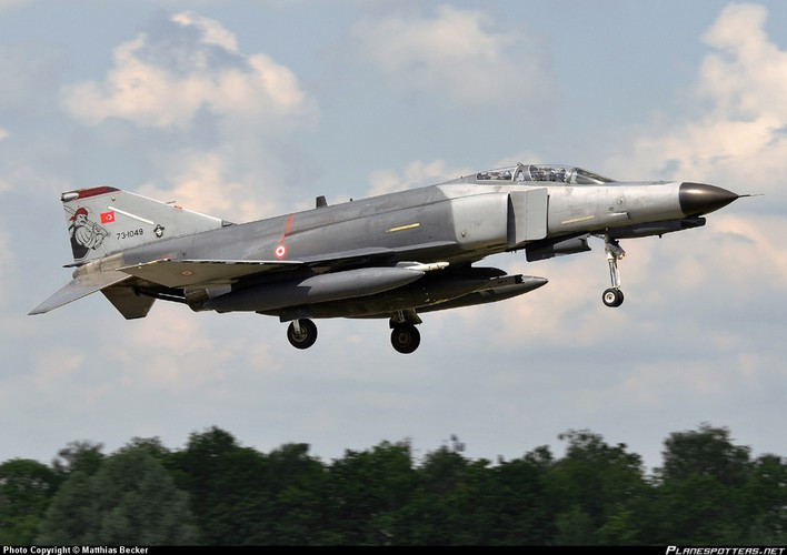 Ngoài ra Thổ Nhĩ Kỳ còn có 49 tiêm kích F-4 Phantom 2 nâng cấp, 87 máy bay vận tải các loại và nhiều trực thăng tấn công nội địa T129 ATAK, cũng như máy bay không người lái vũ trang Bayraktar TB2 hay Anka-S.