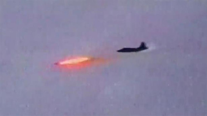 Kênh truyền hình quân đội Nga Zvezda hôm 4/3 công bố video thử nghiệm vũ khí dẫn đường trên máy bay Su-25 cho thấy, cường kích Nga phóng tên lửa chống tăng dẫn đường 9A4172 Vikhr tiêu diệt xe tăng, xe bọc thép trên mặt đất, thậm chí bắn hạ cả mục tiêu trên không.
