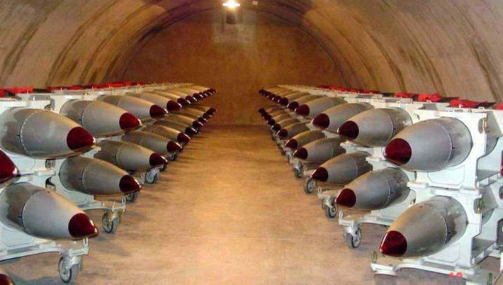Ước tính Mỹ đang bố trí tại căn cứ không quân Incirlik trên đất Thổ Nhĩ Kỳ khoảng 150 đầu đạn cũng như bom hạt nhân loại B61-12 nhằm đề phòng tình huống xảy ra chiến tranh diện rộng.