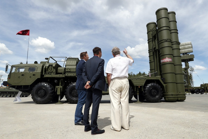 Trong trường hợp S-400 Thổ Nhĩ Kỳ bắn rơi máy bay của Syria thì Nga sẽ rất khó xoa dịu Damascus, còn nếu như kíp trắc thủ của Ankara chưa nắm vững hoàn toàn tính năng của S-400 dẫn đến bắn trượt thì uy tín của S-400 sẽ bị tổn hại nghiêm trọng.