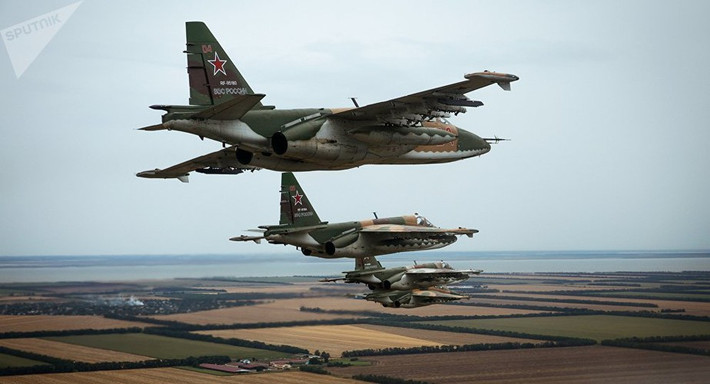 Cường kích tầm thấp Su-25 được đánh giá có tính năng kỹ chiến thuật tương đương với A-10 Warthog của Mỹ, chúng đều được xem là cơn ác mộng đối với bộ binh và xe tăng đối phương.
