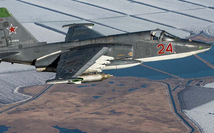 Trong chiến đấu, phi công chỉ cần điều khiển Su-25SM3 theo các thông số mà máy tính đưa ra, hệ thống kiểm soát cung cấp khả năng oanh tạc chính xác kể cả sử dụng bom thông thường.