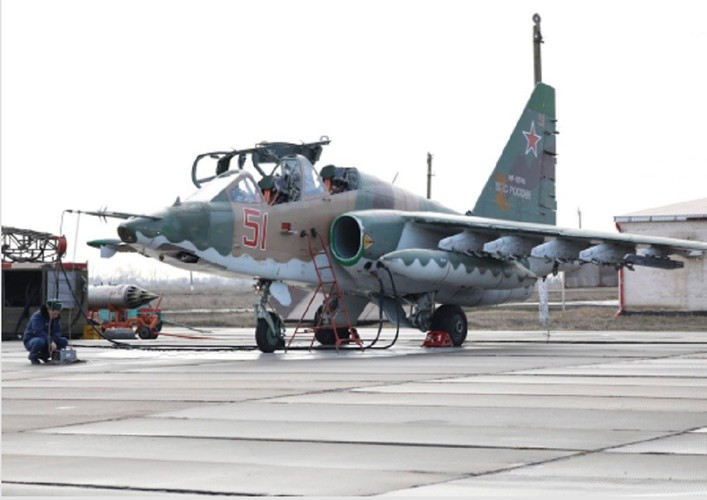 Theo giới thiệu, Su-25 Grach là dòng máy bay chiến đấu hỗ trợ hỏa lực cự ly gần cho bộ binh có kết cấu một chỗ ngồi, hai động cơ, được phát triển ở Liên Xô bởi Sukhoi vào thời kỳ chiến tranh Lạnh.