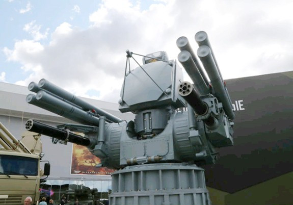 Cần lưu ý rằng Pantsir-M thực chất chỉ là một phiên bản của Pantsir-S1, trong đó tối ưu hóa cho việc triển khai trên tàu hải quân mà thôi, tính năng của chúng hầu như không mấy chênh lệch.