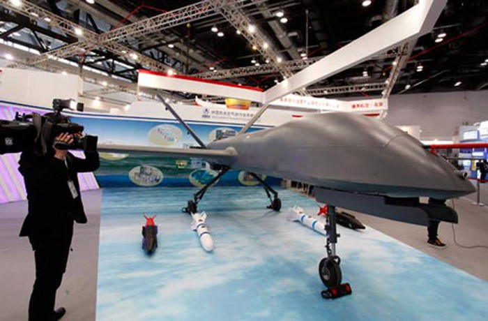 CH-4 là một loại UAV đa năng, tích hợp năng lực trinh sát - tiến công, được phát triển bởi Tập đoàn Khoa học và Công nghiệp Hàng không Vũ trụ Trung Quốc (CASC), lần bay thử đầu tiên vào năm 2010 và được sản xuất hàng loạt vào năm 2011.