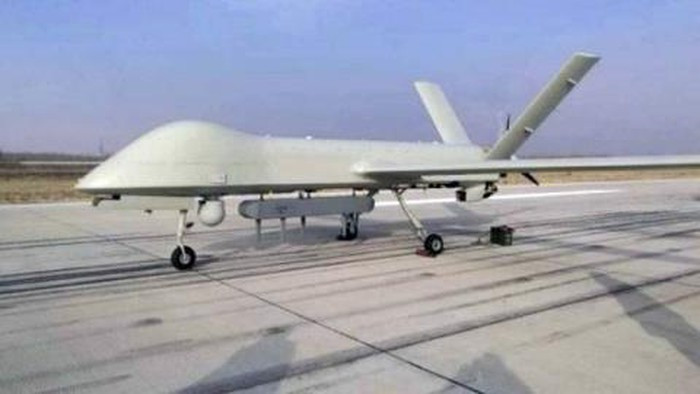 Ngoài hệ thống quan sát, CH-4 còn khả năng mang 350 kg vũ khí trên sáu giá treo dưới cánh, những vũ khí được trang bị có thể là vũ khí có hoặc không có điều khiển. Đối với các mục tiêu vận động, CH-4 có hiệu quả tiến công rất tốt. Cũng như nhiều loại vũ khí khác, UAV CH-4 của Trung Quốc đầu tiên được xuất khẩu sang Iraq để sử dụng chống lại nhà nước Hồi giáo tự xưng IS với giá chỉ có 2 triệu USD chiếc (để so sánh, chi phí sản xuất chiếc MQ-1 Predator đã là 4,5 triệu USD).