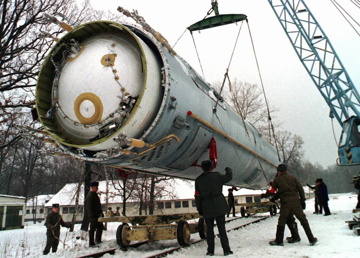Trong thập niên 1990, Ukraine là nguồn cung cấp công nghệ quân sự tiên tiến giá rẻ hàng đầu cho Trung Quốc. Tuy nhiên những thay đổi về chính trị dẫn đến việc Kiev nhanh chóng rơi vào tầm ảnh hưởng của phương Tây, Mỹ gây áp lực đáng kể buộc họ từ bỏ các thương vụ có lợi nhất.