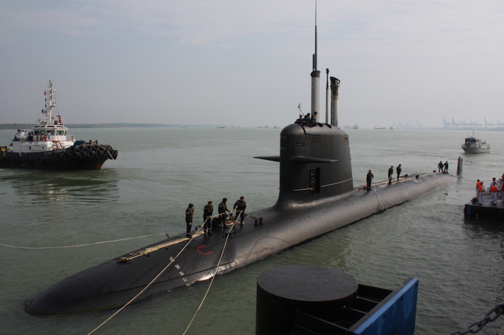Vũ khí của Scorpene gồm 6 ống phóng lôi cỡ 533 mm, mang theo ngư lôi hạng nặng Black Shark và cả tên lửa đối hạm SM-39 Exocet (trong tương lai có thể nâng cấp lên sử dụng tên lửa SM-40 Exocet Block III).