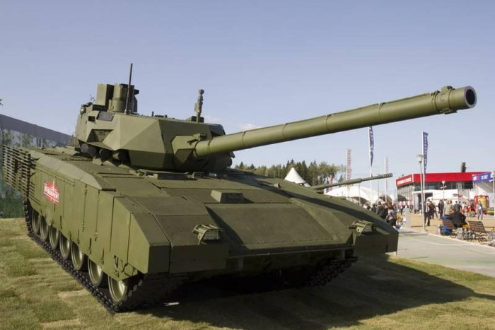 Bên cạnh đó là trang bị cho xe tăng T-14 Armata thiết bị laser để vô hiệu hóa tên lửa chống tăng đang bay tới, cùng với hệ thống kích nổ từ xa các loại mìn chống tăng.