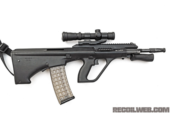 Vị trí thứ tư thuộc về Steyr AUG A3 do một đơn vị tại Áo sản xuất. Kể từ khi ra mắt, mẫu súng trường tấn công này đã được nâng cấp và thay đổi liên tục. Nó có trọng lượng khoảng 4kg khi chưa được nạp đạn.