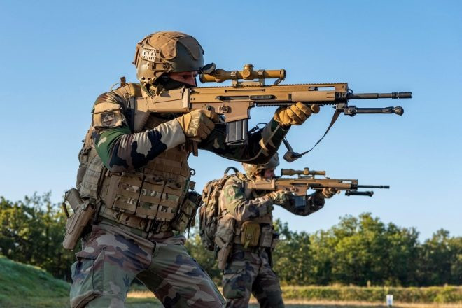 FN SCAR-H có trọng lượng 3.2kg và tốc độ bắn 625 viên/phút. Nó có tầm bắn tối đa 900m và sở hữu băng đạn 30 viên. Hiện tại, mẫu súng trường này được sử dụng độc quyền bởi quân đội Mỹ.