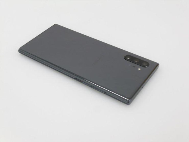 Điện thoại Galaxy Note 10 và Note 10+ dự kiến sẽ cung cấp chipset Exynos 9820 hoặc Snapdragon 855 và bút S-Pen hỗ trợ Bluetooth. Dựa vào các hình ảnh rò rỉ gần đây, có thể thấy giắc 3,5mm và nút Bixby có thể sẽ không còn tồn tại trên hai flagship mới của Samsung nữa.