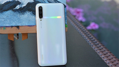 Theo các tin đồn trước đây, thiết kế của Mi A3 là bản quốc tế của Mi CC9. Điều đó có thể dẫn đến suy luận Mi A3 vẫn được trang bị giắc cắm tai nghe 3.5mm.