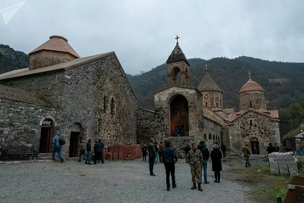 Theo thỏa thuận hòa bình do Nga làm trung gian điều phối đạt được giữa Armenia và Azerbaijan, sẽ có 16 điểm giám sát được dựng lên dọc theo Đường liên lạc (Line of Contact) ở khu vực Nagorno-Karabakh và dọc theo hành lang Lachin.