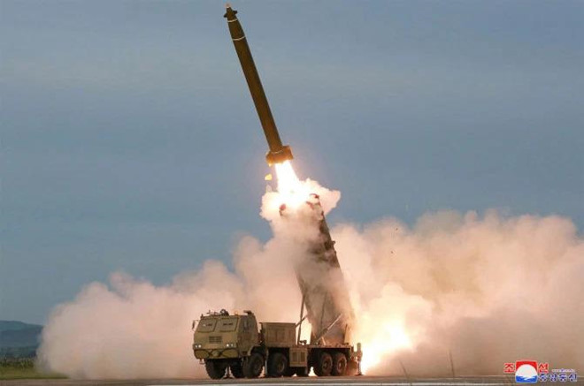 KCNA tuyên bố thành công của thử nghiệm chứng minh rằng các thông số kỹ thuật, công nghệ của vũ khí đã đạt được yêu cầu đề ra. Trong khi đó, tham mưu trưởng liên quân Mỹ - Hàn (JSC) cho biết tên lửa được bắn từ Sondok, tỉnh Nam Hamgyong xuống biển Hoa Đông, tên lửa bay được khoảng 380 km. Ảnh: KCNA.