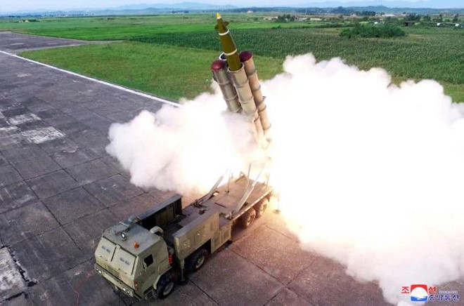 Dựa vào bức ảnh do KCNA cung cấp, giáo sư Kim Dong Yub tại Viện Viễn Đông, Đại học Kyungnam, cho biết vụ phóng hôm 24/8 có thể là phiên bản nâng cấp từ hệ thống rocket dẫn đường đa nòng cỡ lớn mà Triều Tiên đang phát triển và thử nghiệm hai lần trước vào ngày 31/7 và 2/8. Ảnh: KCNA.