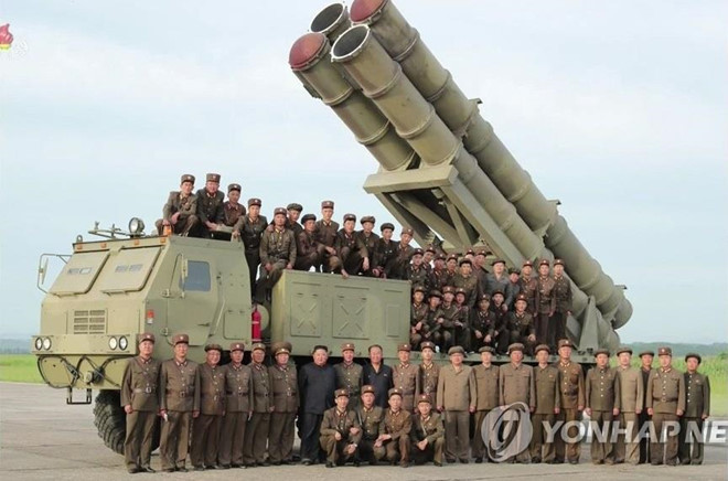 Hãng thông tấn nhà nước Triều Tiên (KCNA) mới tuyên bố nước này đã phát triển và thử nghiệm thành công bệ phóng rocket đa nòng "siêu lớn". Nhà lãnh đạo Triều Tiên Kim Jong Un trực tiếp quan sát hai vụ thử nghiệm vào ngày 24/8. Ảnh: KCNA/Yonhap.