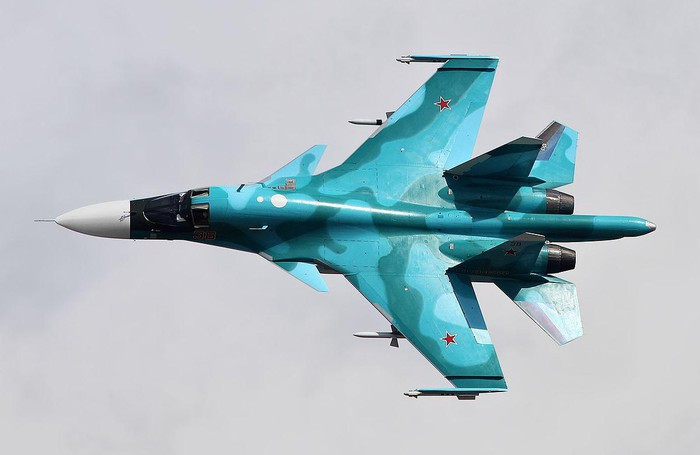 Trong quân đội Nga, Su-34 được xếp vào loại máy bay tiêm kích - ném bom. Ngoài vũ khí trang bị là các loại đạn thông thường và dẫn đường, Su-34 còn được tích hợp pháo hàng không và có thể mang tới 6 tên lửa không đối không tầm ngắn hoặc tầm trung.
