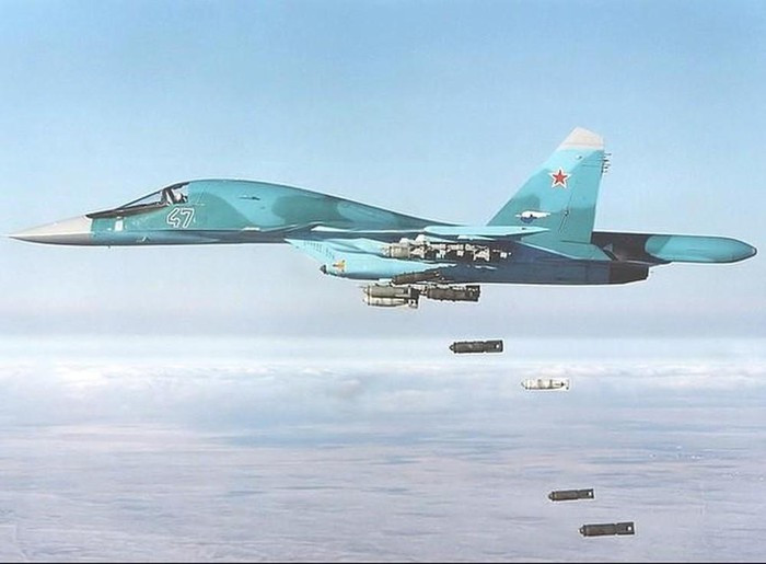 Thông số kỹ thuật cơ bản của Su-34 bao gồm chiều dài 22,0 m; sải cánh 14,7 m; chiều cao 5,93 m; trọng lượng cất cánh tối đa 45,1 tấn; tốc độ lớn nhất Mach 1,8; tầm bay 4.500 km; trần bay 14.000 m; tải trọng vũ khí 8.000 kg.