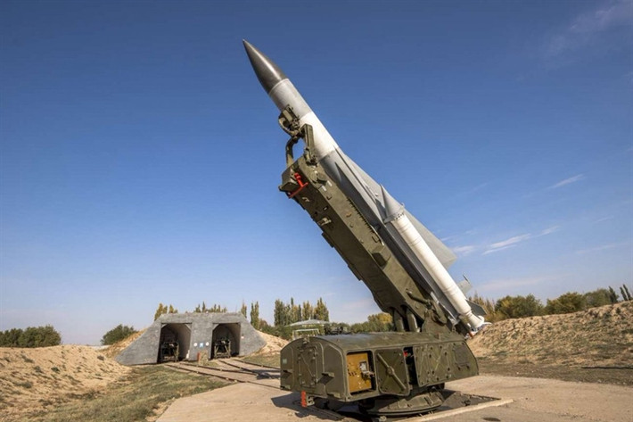 Năm 1986 Libya đã mua các hệ thống phòng không đất đối không S-200 do Liên Xô sản xuất, trong bối cảnh căng thẳng nghiêm trọng với Mỹ đến mức xảy ra đụng độ ngoài khơi bờ biển Libya với Hạm đội Sáu. Các báo cáo nói, một trong những hệ thống phòng không S-200 thời Liên Xô đã được lắp đặt khẩn cấp vào tháng 3/1986 tại khu vực Abu Hadi, phía đông nam của căn cứ không quân Qardabiya.