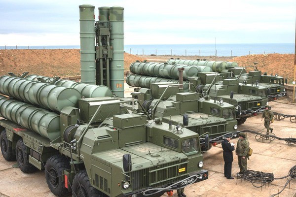 “Một tên lửa phòng không 48N6E2 thuộc tổ hợp S-300PMU-2 của Azerbaijan đã được tìm thấy ở vùng Agul thuộc Dagestan. Các mảnh vỡ đã rơi xuống lãnh thổ Liên bang Nga”, trang Avia-pro cho biết.