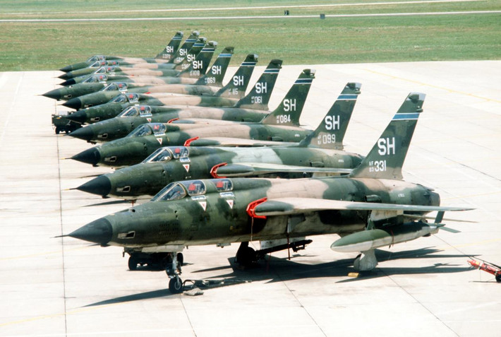 Các công tác nghiên cứu- thiết kế Dự án №63 (“Thunderchief” ) được công ty Republic Aviation chủ động thực hiện mà không chờ đơn đặt hàng từ phía Không quân Mỹ. Ngay từ 10 năm trước khi chiếc máy bay trinh sát tầm cao U-2 do phi công Mỹ Powers điều khiển bị bắn hạ trên bầu trời Sverdlovsk, Liên Xô (nay là thành phố Ekacherinburg-ND), Kartveli đã nhận ra rằng bay ở độ cao lớn- đó là một cái chết chắc chắn và không thể tránh khỏi. Sự phát triển nhanh chóng của các hệ thống phòng không và kỹ thuật radar không cho phép tiếp tục thiết kế máy bay theo hướng này (bay ở độ cao lớn). Cứu cánh duy nhất – bay ở độ cao thấp và cực thấp, nơi sóng radar không thể với tới.