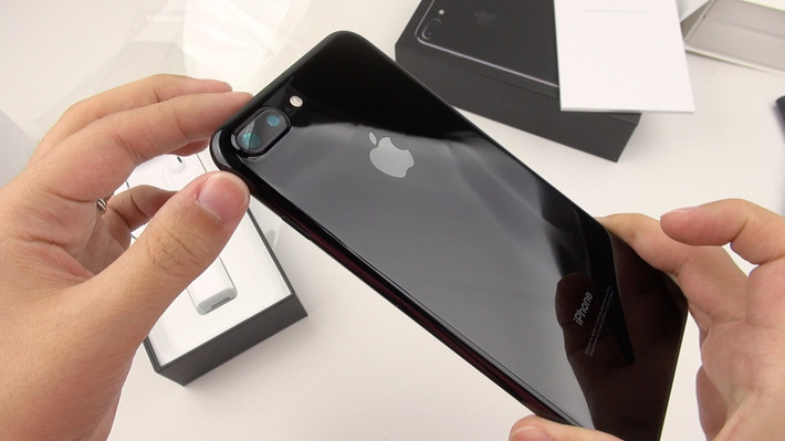 Cái tên tiếp theo là iPhone 7 phiên bản Jet Black. Đây được xem là mẫu điện thoại bền bỉ và có vẻ ngoài " trường tồn với thời gian". iPhone 7 phiên bản Jet Black mang đến cảm giác hoàn toàn khác lại cho người dùng với mặt lưng bằng kính bóng bẩy cùng thân nhôm nguyên khối.