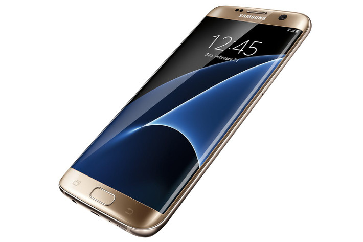 Điều gây ấn tượng nhất với người dùng trên Samsung Galaxy S7 là bề mặt sáng bóng. Hơn nữa, các thông số kỹ thuật và tính năng tương tự Galaxy S7 edge khiến nó trở thành sản phẩm được nhiều khách hành tin dùng.