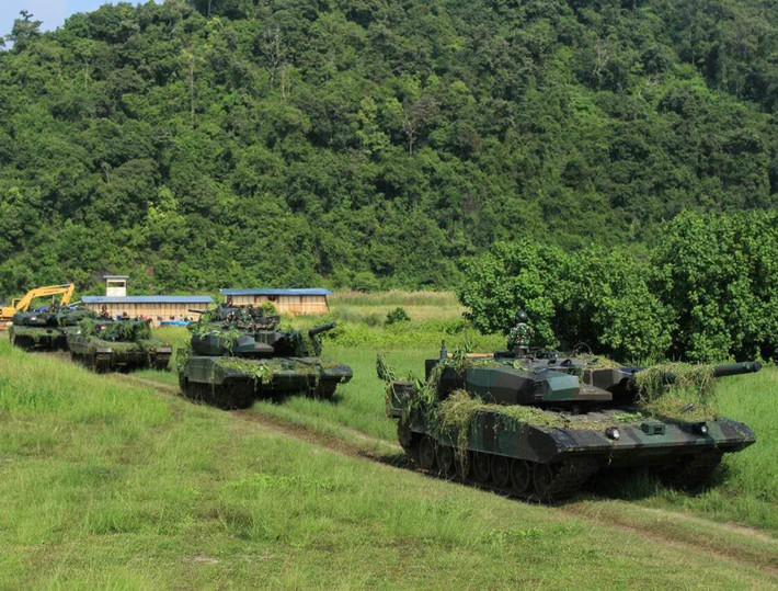 Dù có trọng lượng lên tới 60 tấn, tính cơ động của xe tăng Leopard 2RI vẫn được đảm bảo với động cơ diesel tuabin tăng áp MTU MB-837 Ka501 công suất 1.500 mã lực cho phép di chuyển với tốc độ 70km/h, tầm hoạt động 500km.