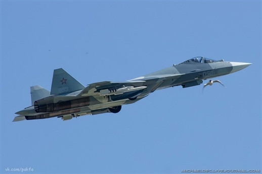 Để tiêu diệt chúng, Su-57 được trang bị loạt tên lửa đánh chặn cực mạnh, trong đó có RVV-BD được phát triển từ nguyên mẫu R-33. Tầm bắn của RVV-DB lên tới 200 km và có thể khai hỏa hỏa ở độ cao rất lớn so với nguyên mẫu vốn có phạm vi hoạt động là 120km.