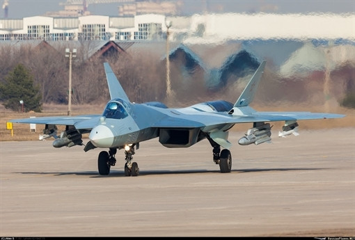 Su-57 có một số radar thế hệ mới. Ngoài radar với anten mảng pha chủ động ở phía trước máy bay, còn có hai radar phụ vuông góc hai bên hoạt động ở các dải khác nhau. Su-57 có thể dễ dàng phát hiện bất kỳ máy bay đang bay ở khoảng cách hàng trăm km, kể cả máy bay tiêm kích công nghệ tàng hình.