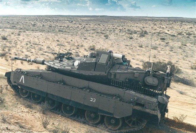 Tuy có trọng lượng rất lớn nhưng xe tăng Merkava Mk-4 không vì thế mà kém cơ động, nó được trang bị động cơ diesel công suất 1.500 mã lực cùng hộp số tự động 5 cấp cho tốc độ tối đa đến 64 km/h.