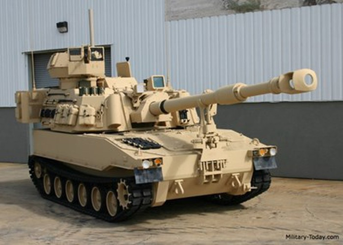 Trong tháng 6/2013, tập đoàn Raytheon đã công bố phiên bản Excalibur S dẫn hướng bằng laser bán chủ động cho phép tấn công các mục tiêu di chuyển với tốc độ cao.