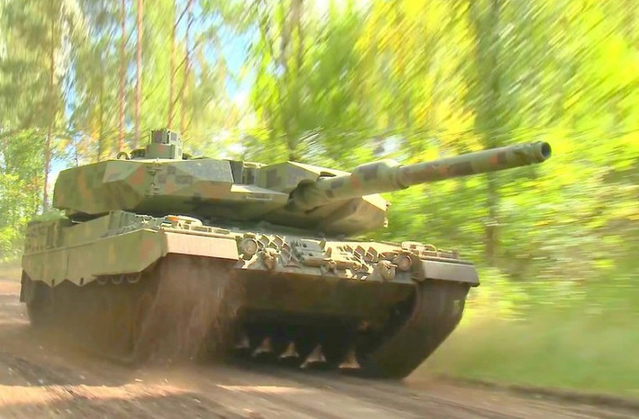 Được biết Leopard 2PL khá tương đồng với phiên bản Leopard 2NG được làm riêng cho Thổ Nhĩ Kỳ và phiên bản Leopard Revolution dùng trong lục quân Đức.