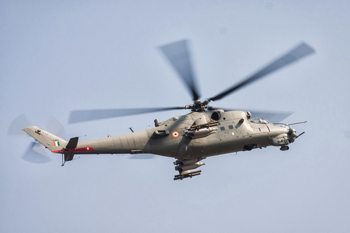Mi-35 trang bị động cơ tuốc bin trục thế hệ mới nhất VK-2500, mỗi chiếc sản sinh công suất 2.200 mã lực/chiếc cho phép đạt tốc độ tối đa 310 km/h, trần bay thực tế 5.400 m.