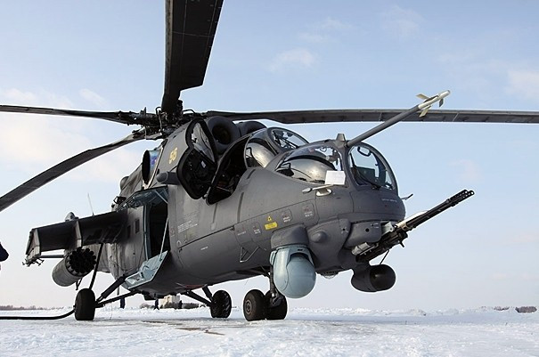 Mi-35 lắp pháo nòng kép GSh-23V cỡ 23mm với cơ số đạn 450-470 viên ở phía mũi cho khả năng tác chiến tốt hơn so với việc gắn bên thân như Mi-24. Pháo có thể bắn với tốc độ 3.400-3.600 phát/phút, phá hủy được mục tiêu bọc thép, công sự kiên cố, phù hợp diệt bộ binh địch.
