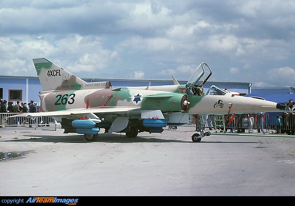 Thông số kỹ thuật cơ bản của tiêm kích Kfir bao gồm: chiều dài 15,65 m; sải cánh 8,21 m; chiều cao 4,55 m; trọng lượng rỗng 7,28 tấn; trọng lượng cất cánh tối đa 14,67 tấn.