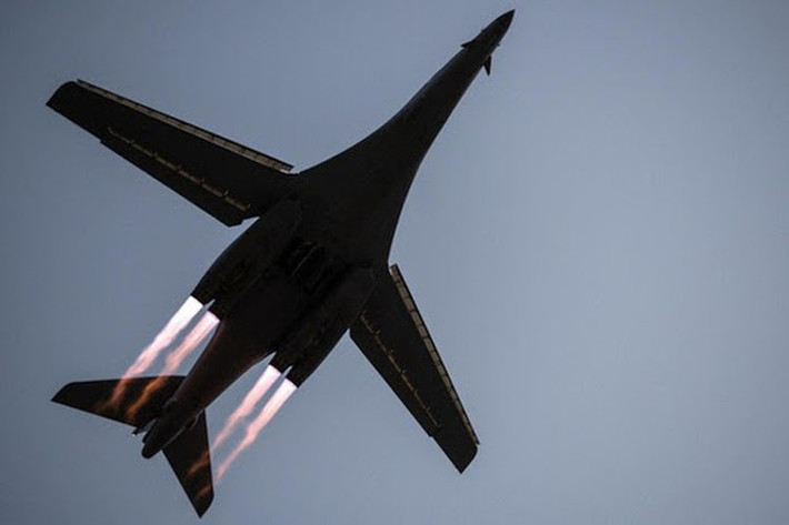 B-1B Lancer thực chiến lần đầu tiên vào năm 1998. Trong chiến tranh Iraq, B-1B Lancer thả khoảng 40% lượng bom đạn của liên quân do Mỹ đứng đầu.