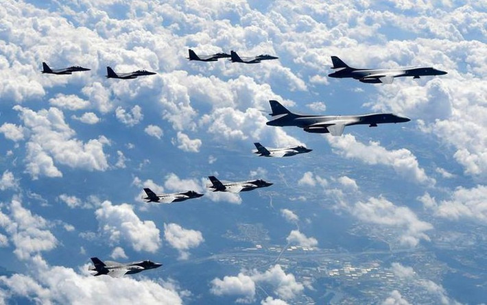 Ông Reed Werner, phó trợ lý bộ trưởng quốc phòng Mỹ chuyên trách khu vực Đông Nam Á, cho biết kể từ khi USS Theodore Roosevelt tạm ngừng hoạt động, các máy bay Trung Quốc đã ít nhất 9 lần quấy rối máy bay trinh sát của Mỹ trên Biển Đông.