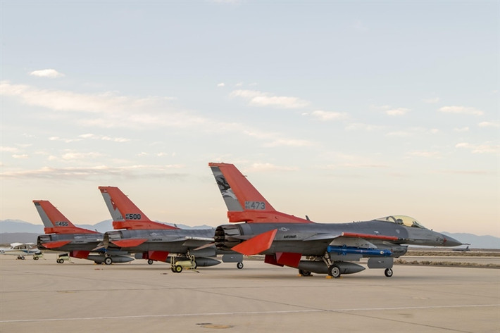 QF-16 có thể bay theo chế độ lập trình hoặc hoạt động như một thiết bị bay điều khiển từ xa nhưng vẫn giữ nguyên tính năng bay ở chế độ có người lái và khả năng chiến đấu của F-16. Nó có thể bay tự động với vận tốc Mach 2 và thực hiện các màn nhào lộn như một chiếc F-16 có phi công điều khiển.
