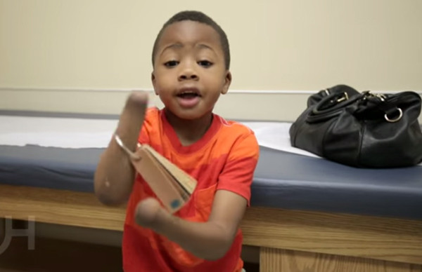 Khi lên 2 tuổi, Zion Harvey (sống tại ngoại ô thành phố Baltimore, tiểu bang Maryland, miền Đông Bắc nước Mỹ) không may mắc bệnh nhiễm trùng dẫn đến hoại tử.