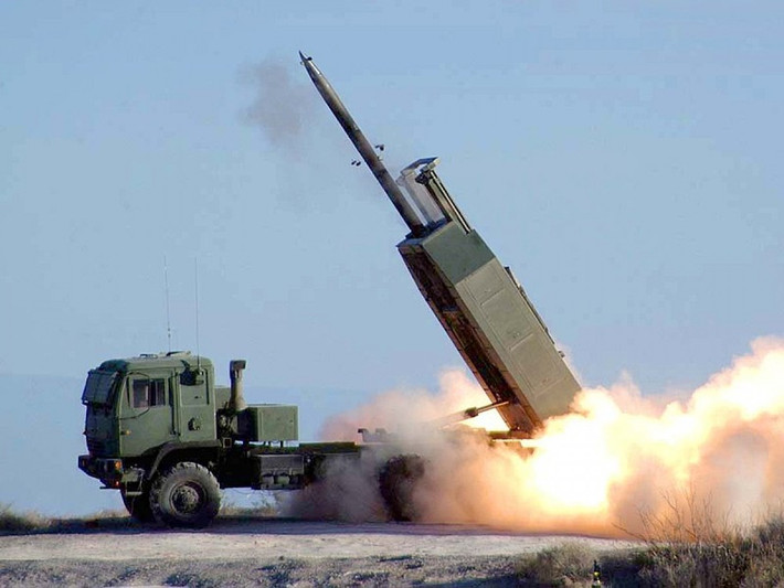 M142 HIMARS là loại pháo phản lực tự hành do tập đoàn Mỹ Lockheed Martin sản xuất. Với ưu điểm cơ động cao cùng khả năng khai hỏa liên tục, thứ vũ khi này đã gây ra không ít khó khăn cho Nga tại Ukraine.