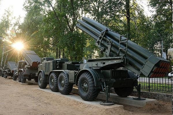 HIMARS là hệ thống pháo phản lực tầm trung, được trang bị để phóng tất cả các loại đạn của pháo phản lực đa nòng.