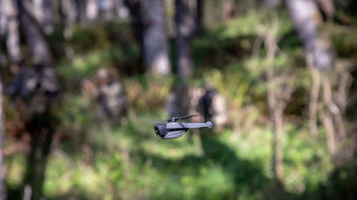 Một trong những UAV siêu nhỏ này phải kể đến Black Hornet PRS. Loại UAV siêu nhỏ này được lắp camera quang điện tử hồng ngoại, hoạt động không có tiếng ồn, thời gian bay liên tục 25 phút.