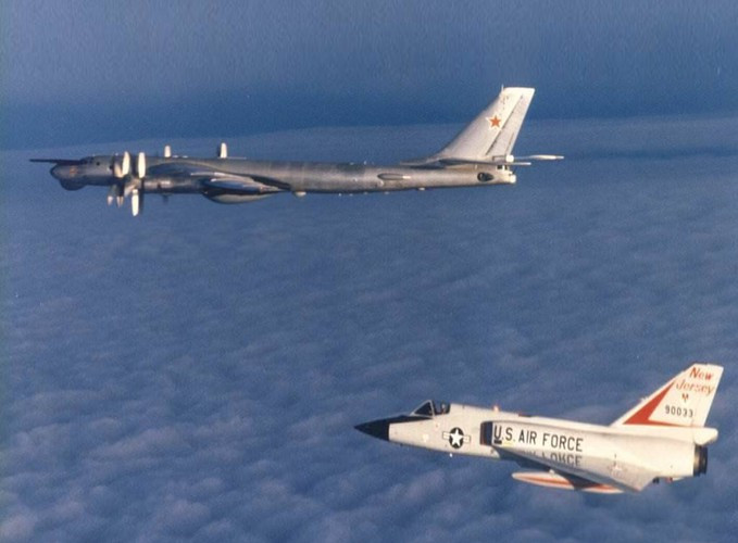 Vì vậy NATO rất khó chịu và thường điều các chiến đấu cơ lên áp sát để buộc các "gấu già" Tu-95 rời xa không phận của họ.