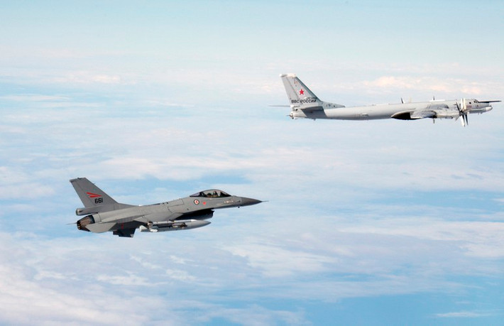 Tu-95 có chiều dài 49,5m, sải cánh 50,5m, chiều cao 12,2m, trọng tải rỗng 90 tấn, trọng tải cất cánh tối đa lên tới 187 tấn.
